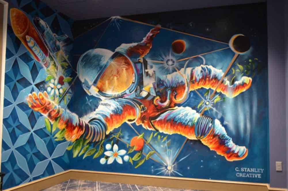 Celete-Hotel-Mural-of-Astronaut